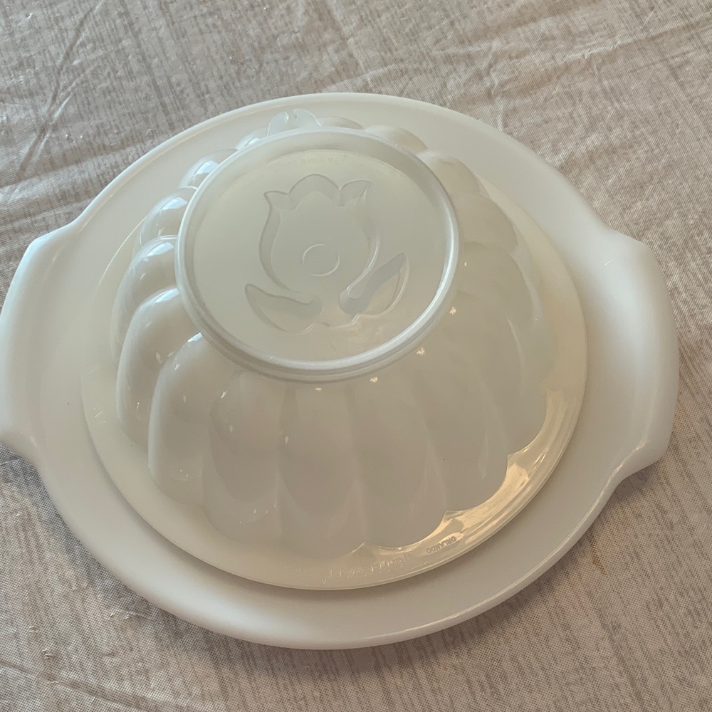Tupperware Vintage Jel-N-Serve Floral Design Mold/ Container White  EUC
